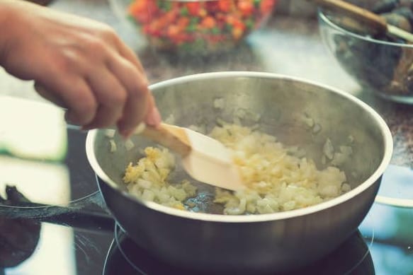 Steckt voller Nährstoffe: Viele Menschen lieben Knoblauch, doch nicht jeder verträgt ihn.