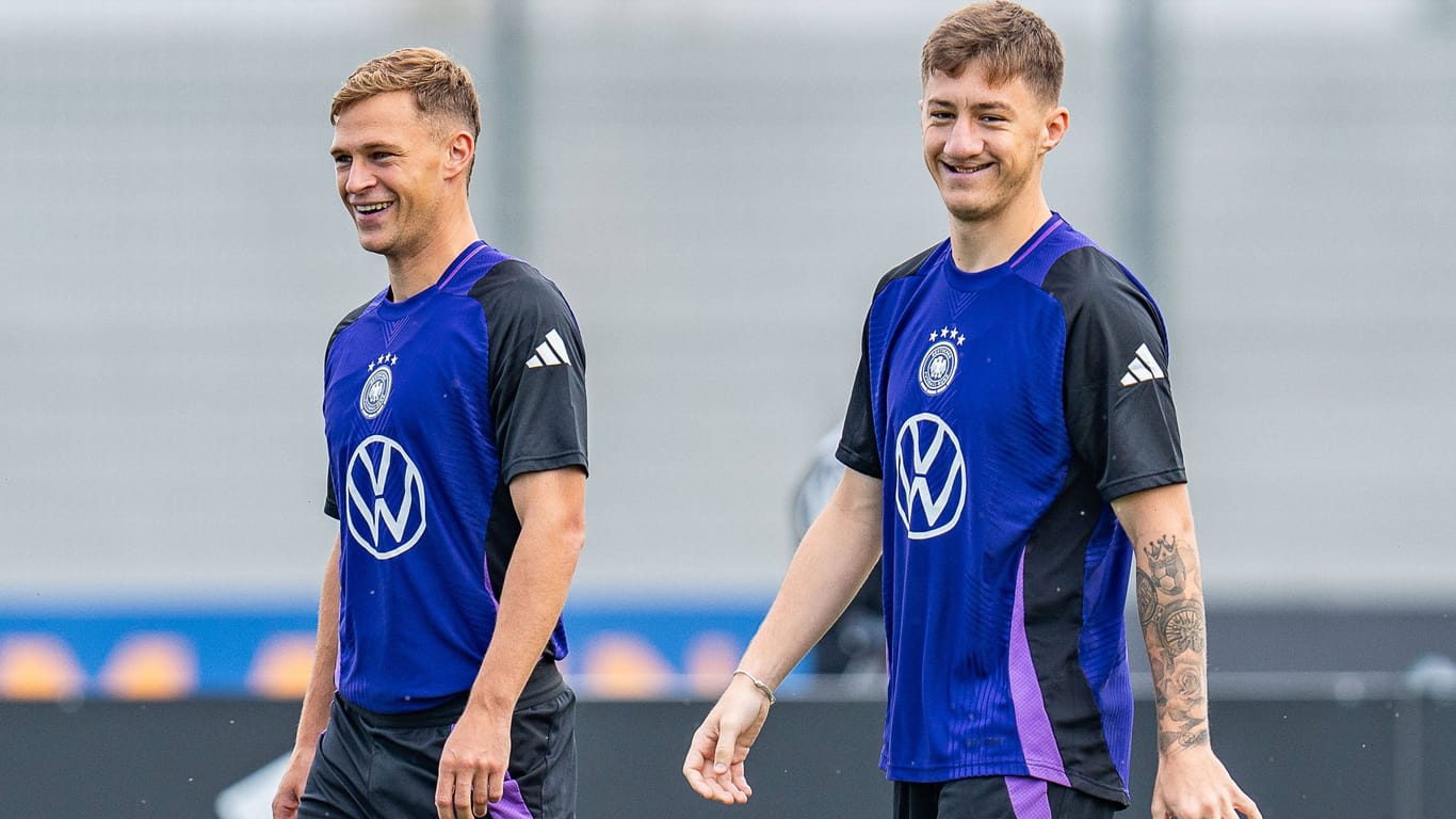 Joshua Kimmich (l.) und Angelo Stiller verstehen sich gut.