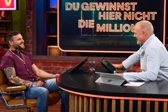 "Du gewinnst hier nicht die Million": Kandidat Oliver Buse und Stefan Raab in der neuen RTL+-Show.