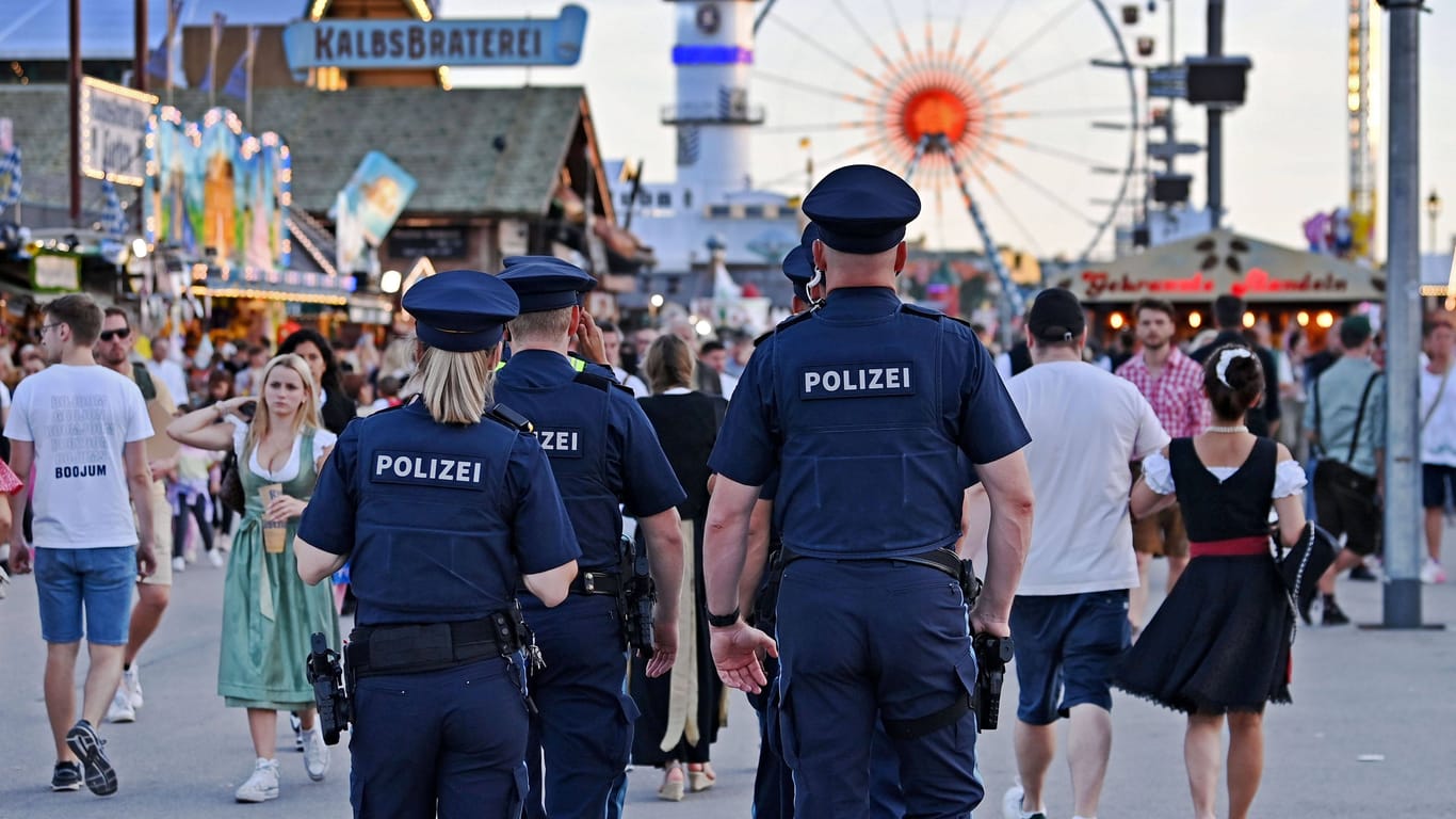 Polizeibeamte laufen über das Oktoberfest (Archivbild): Mehr als 600 Beamte werden in diesem Jahr auf dem Festgelände auf der Theresienwiese im Einsatz sein.