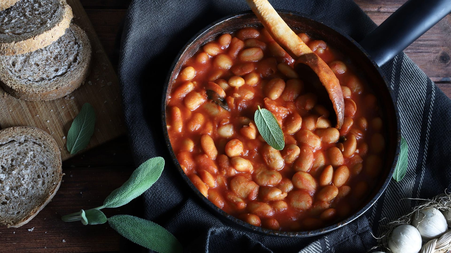 Weiße Bohnen mit Tomatensoße: Der Klassiker aus Großbritannien erfreut sich auch in Deutschland großer Beliebtheit.