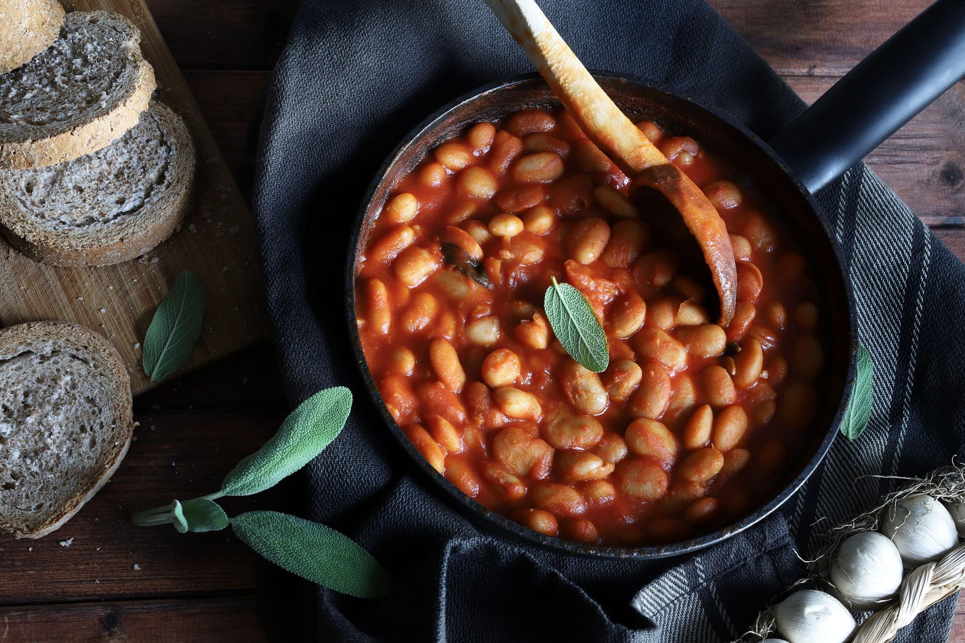 Weiße Bohnen mit Tomatensoße: Der Klassiker aus Großbritannien erfreut sich auch in Deutschland großer Beliebtheit.