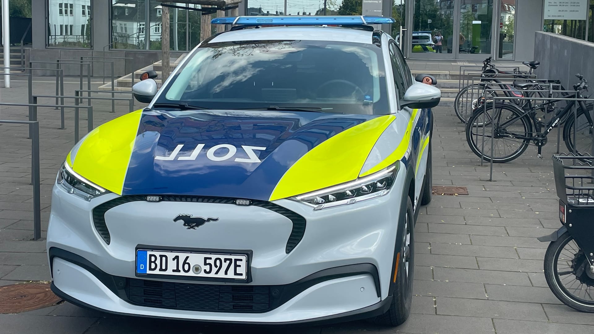 Der Mustang Mach-E als Einsatzfahrzeug: Wie gut das Auto für die Arbeit beim Zoll geeignet ist, finden die Beamten aktuell heraus