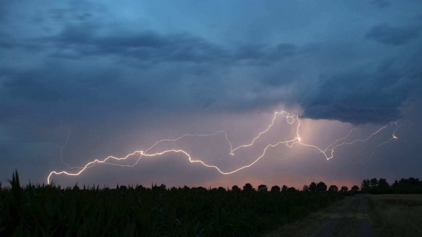 Schwere Unwetter mit Blitzen ziehen am Himmel auf (Archivbild): In Aachen und der Region drohen in den nächsten Tagen schwere Unwetter.