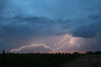 Schwere Unwetter mit Blitzen ziehen am Himmel auf (Archivbild): In Aachen und der Region drohen in den nächsten Tagen schwere Unwetter.