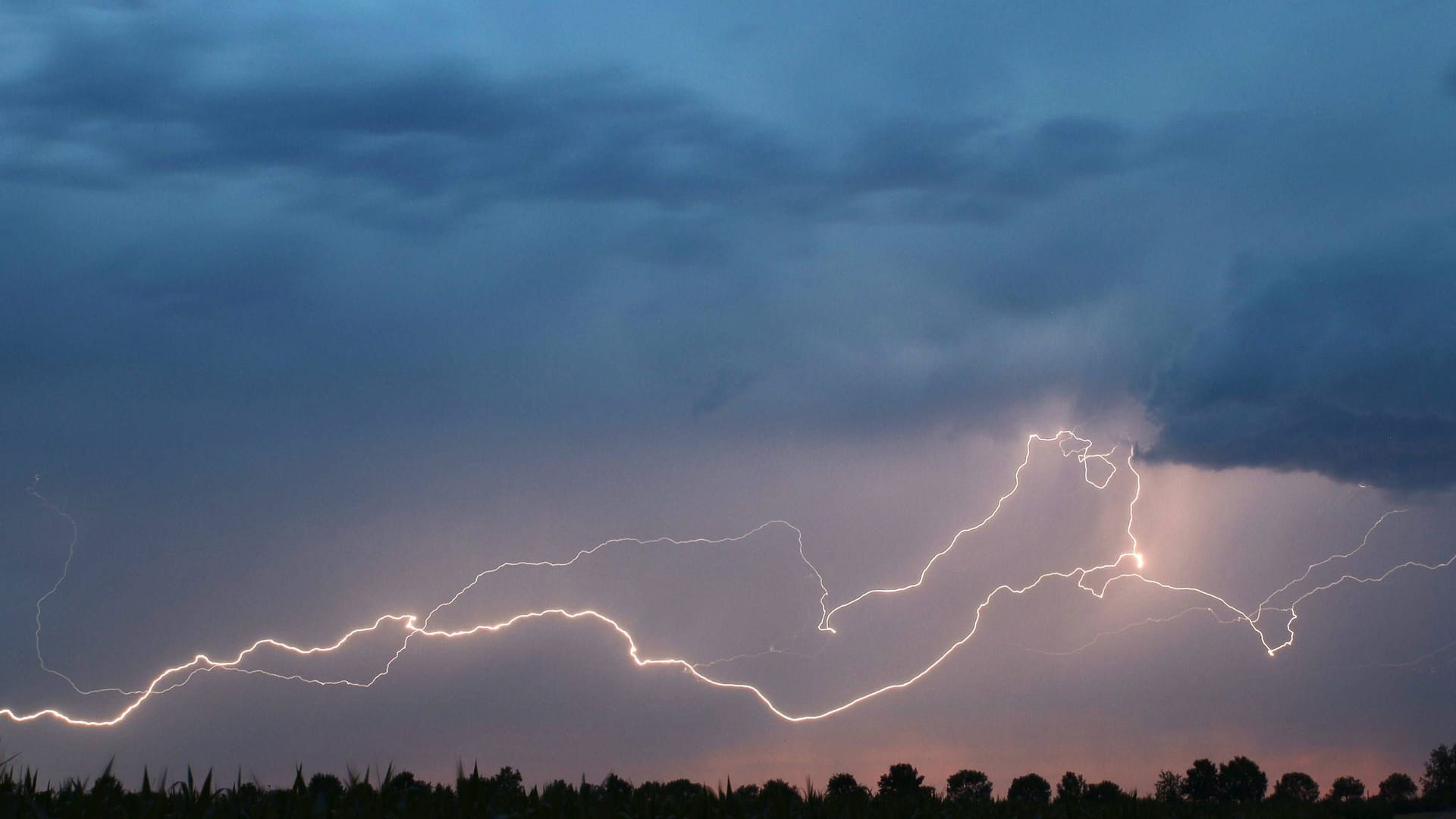 Schwere Unwetter mit Blitzen ziehen am Himmel auf (Archivbild): In Aachen und der Region drohen in den nächsten Tagen schwere Unwetter.