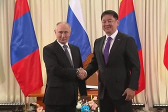 Uchnaagiin Chürelsüch begrüßt Wladimir Putin in der Mongolei.