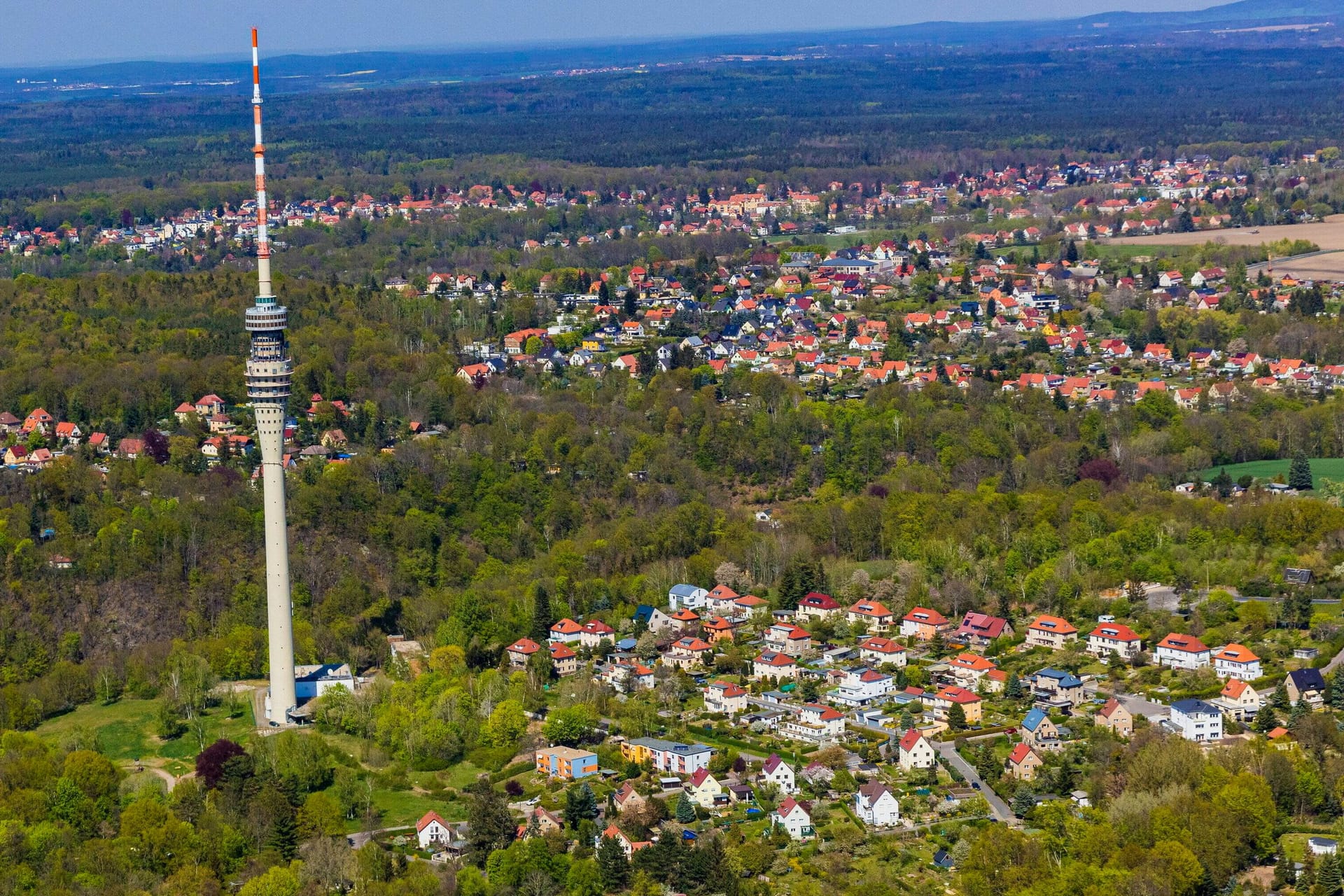 Luftaufnahme von Dresden-Pappritz mit dem Fernsehturm: