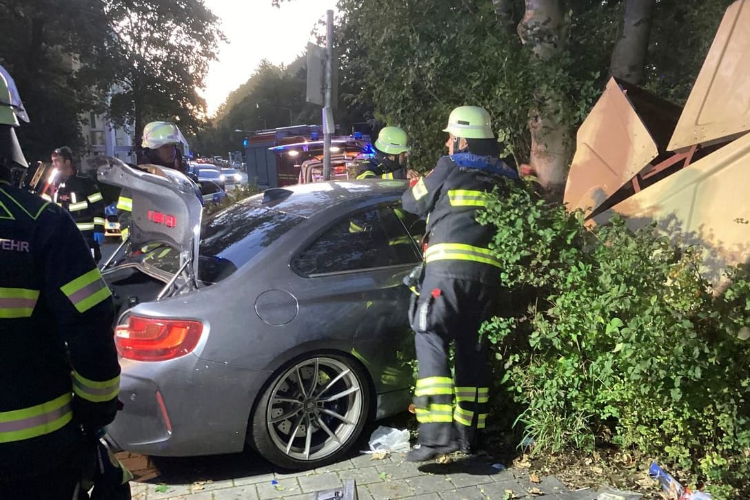 Berufsfeuerwehr München: 77-jähriger verliert Kontrolle über dein Auto