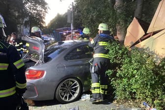 Berufsfeuerwehr München: 77-jähriger verliert Kontrolle über dein Auto