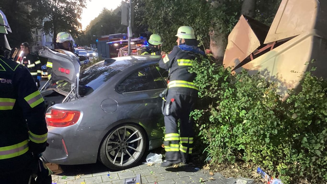 Berufsfeuerwehr München: 77-jähriger verliert Kontrolle über dein Auto