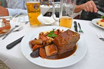 Ochsenbraten auf der Wiesn im Armbrustschützenzelt (Symbolfoto): Die neuen Preise führen zu Diskussionen.