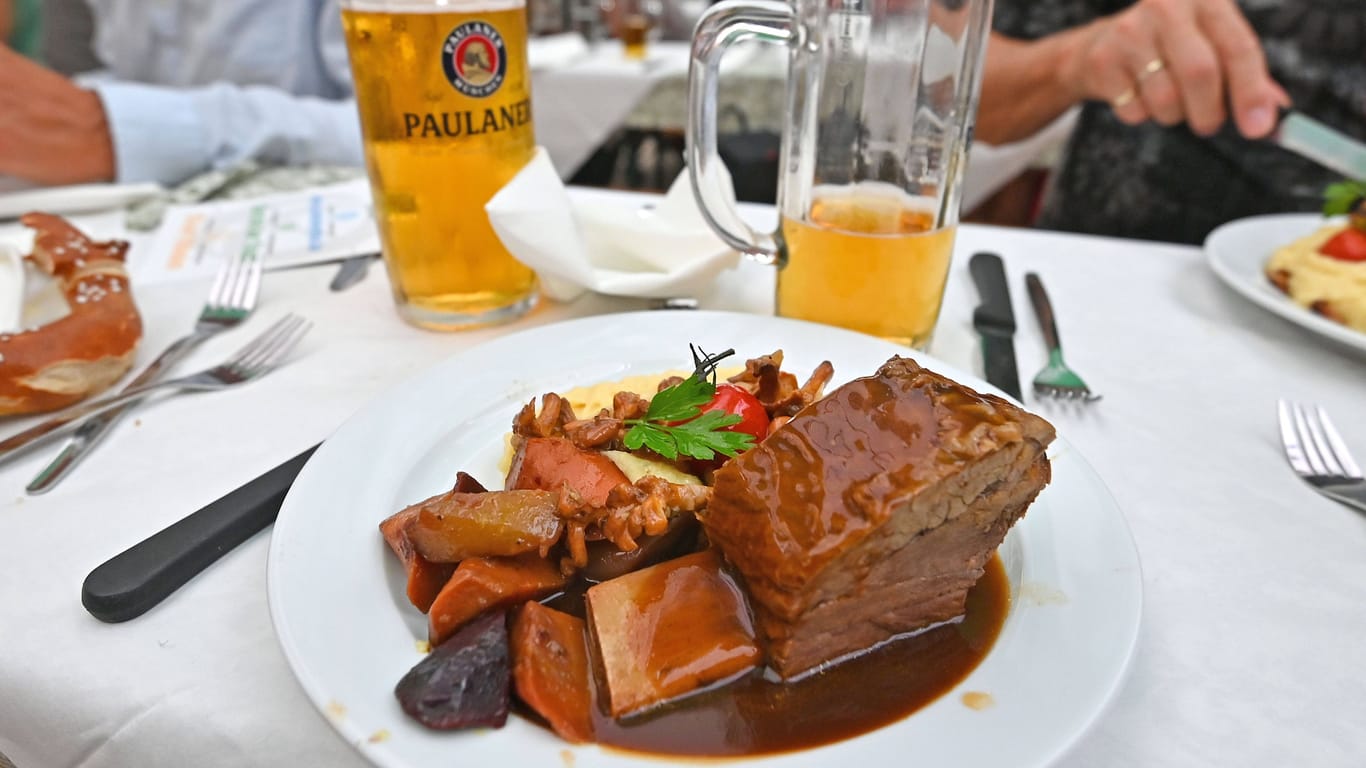 Ochsenbraten auf der Wiesn im Armbrustschützenzelt (Symbolfoto): Die neuen Preise führen zu Diskussionen.