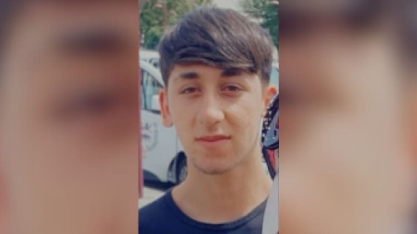 Wo ist Hüseyin Sen aus Offenbach? Das fragt derzeit die Kripo in Offenbach und bittet die Bevölkerung um Mithilfe bei der Suche nach dem 18-Jährigen. Der Vermisste wurde zuletzt am Sonntagvormittag (21.September), gegen 11 Uhr, im Bereich des Rebstockparkes in Frankfurt am Main gesehen.Hüseyin Sen ist 1,70 Meter groß, hat eine schlanke Statur und braune Haare. Er war zuletzt mit einer schwarzen Jeans, einer schwarzen Jacke und schwarzen Turnschuhen bekleidet.Der Vermisste könnte sich in hilfloser Lage befinden und ist daher dringend auf Hilfe angewiesen.Wer den Vermissten gesehen hat oder Hinweise zu seinem derzeitigen Aufenthaltsort geben kann, wird gebeten, die Polizei in Offenbach unter der Telefonnummer 069 8098-1234 oder jede andere Polizeidienststelle zu informieren.Hinweis: Der Meldung ist ein Bild des Vermissten beigefügt