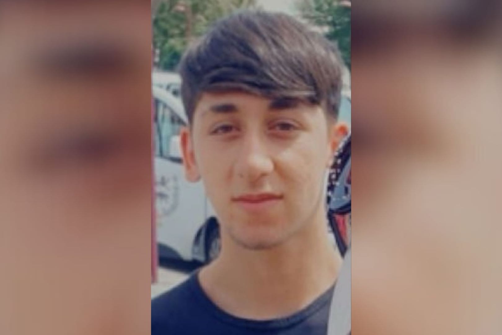 Wo ist Hüseyin Sen aus Offenbach? Das fragt derzeit die Kripo in Offenbach und bittet die Bevölkerung um Mithilfe bei der Suche nach dem 18-Jährigen. Der Vermisste wurde zuletzt am Sonntagvormittag (21.September), gegen 11 Uhr, im Bereich des Rebstockparkes in Frankfurt am Main gesehen.Hüseyin Sen ist 1,70 Meter groß, hat eine schlanke Statur und braune Haare. Er war zuletzt mit einer schwarzen Jeans, einer schwarzen Jacke und schwarzen Turnschuhen bekleidet.Der Vermisste könnte sich in hilfloser Lage befinden und ist daher dringend auf Hilfe angewiesen.Wer den Vermissten gesehen hat oder Hinweise zu seinem derzeitigen Aufenthaltsort geben kann, wird gebeten, die Polizei in Offenbach unter der Telefonnummer 069 8098-1234 oder jede andere Polizeidienststelle zu informieren.Hinweis: Der Meldung ist ein Bild des Vermissten beigefügt