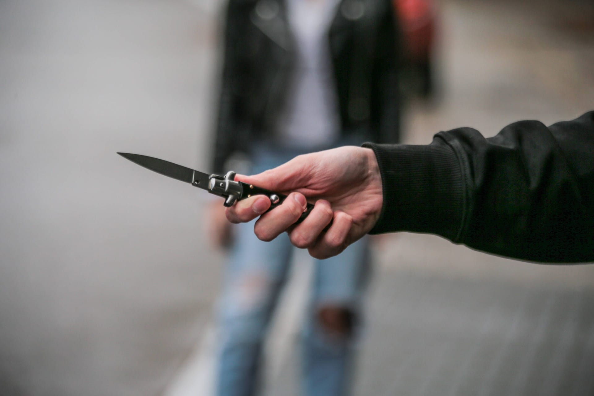 Hand mit Messer (Symbolbild): Die Polizei nahm die Jugendliche fest.