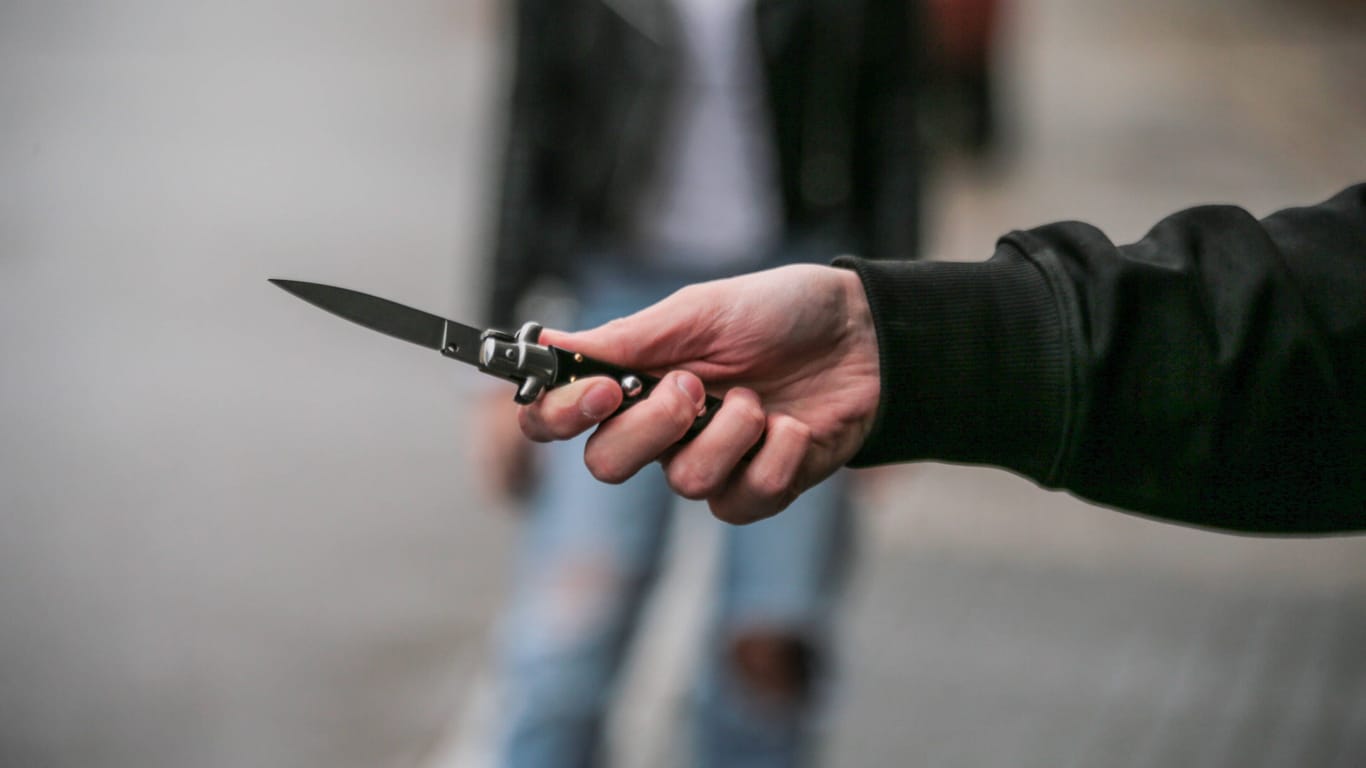 Hand mit Messer (Symbolbild): Die Polizei nahm die Jugendliche fest.