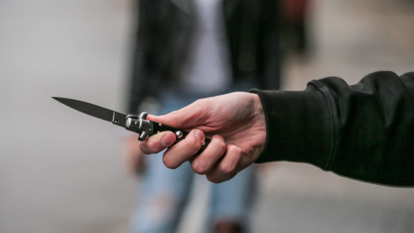 Hand mit Messer (Symbolbild): Die Polizei nahm die Jugendliche fest.