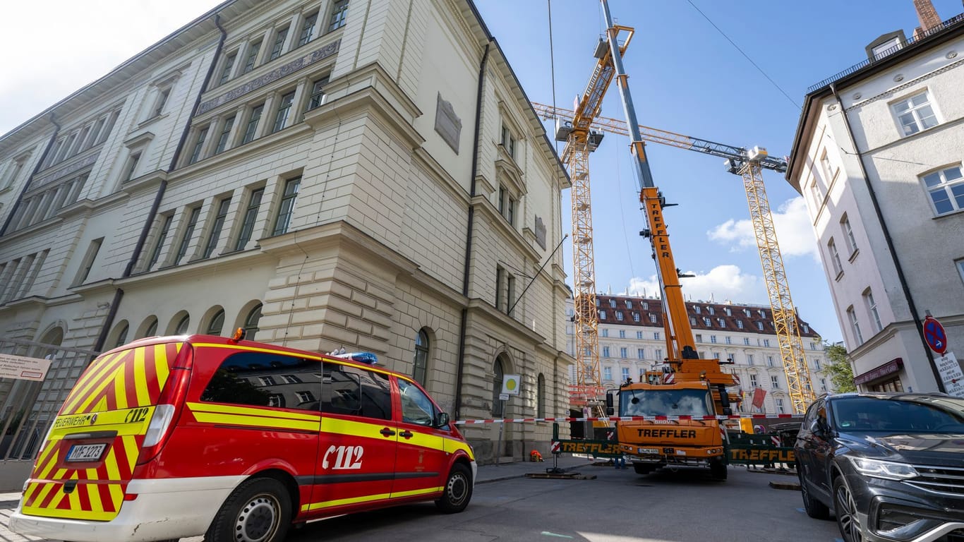 Kran in Münchner Innenstadt droht umzustürzen