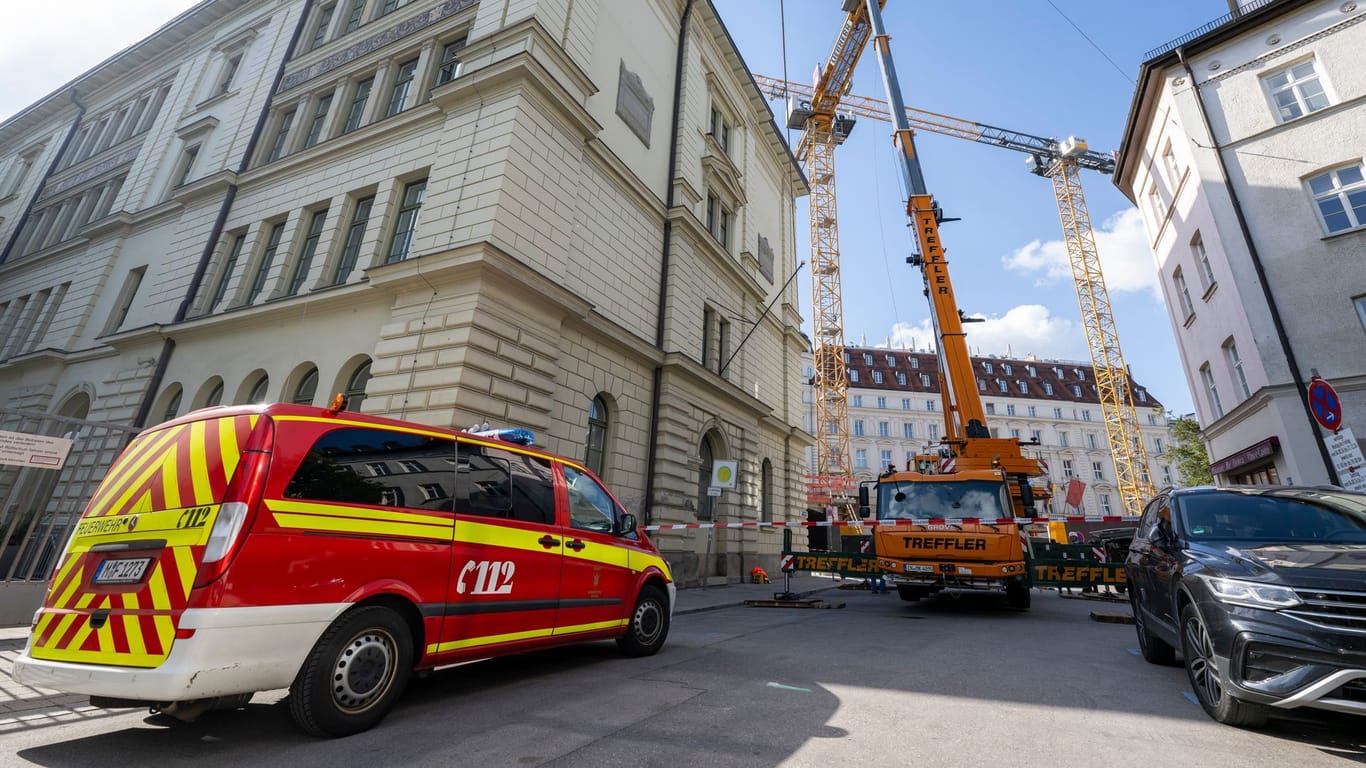 Kran in Münchner Innenstadt droht umzustürzen