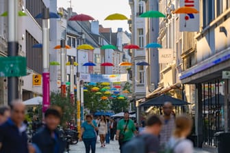 Einkaufsstraße in Deutschland: Auch die Preisentwicklung treibt die Bundesbürger um.