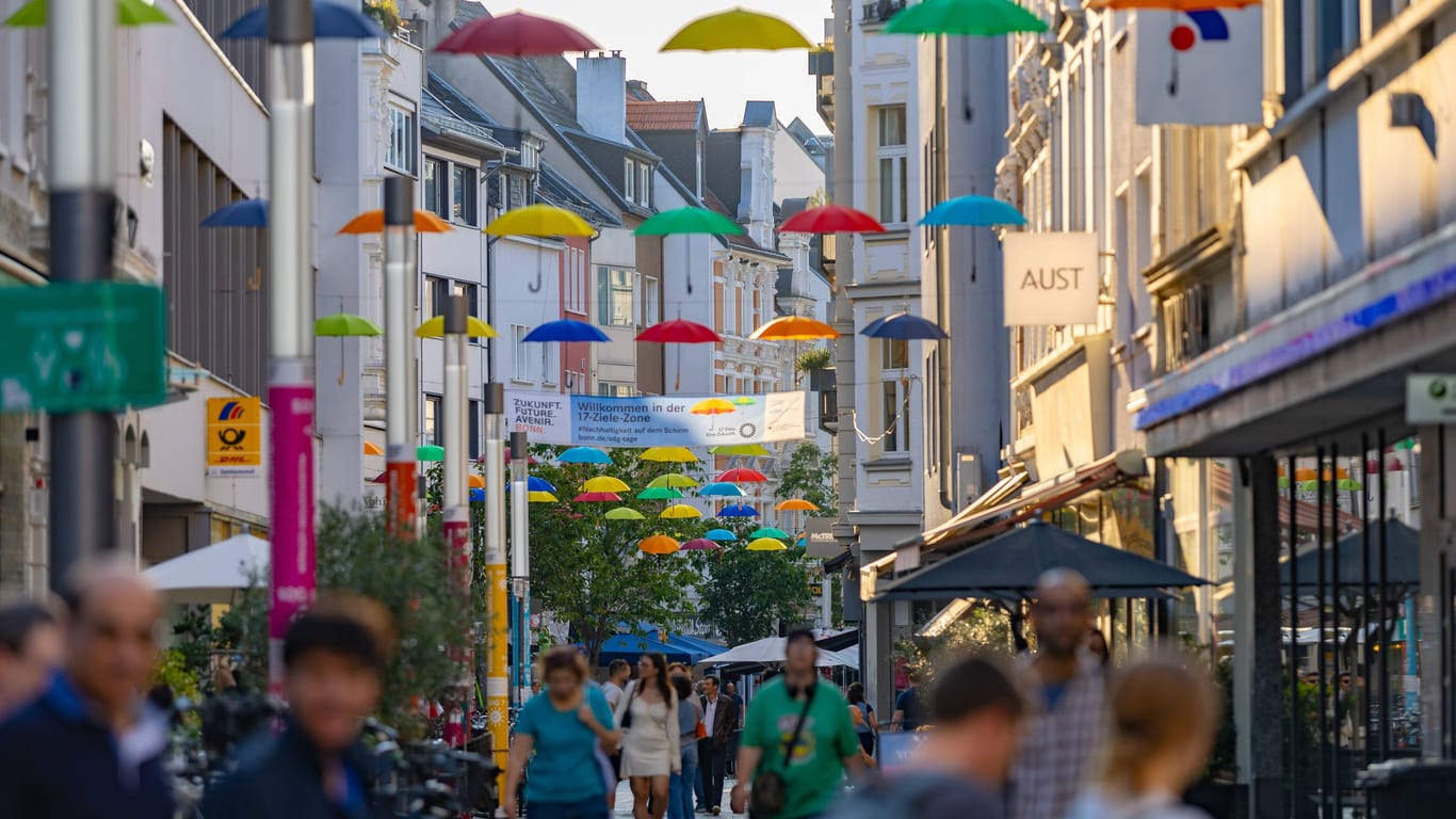 Einkaufsstraße in Deutschland: Auch die Preisentwicklung treibt die Bundesbürger um.