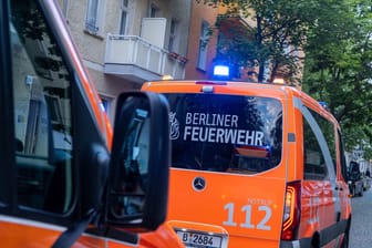 Fahrzeuge der Feuerwehr Berlin im Einsatz (Archivbild): Gegen einen mutmaßlichen Geiselnehmer wurde Anklage erhoben.