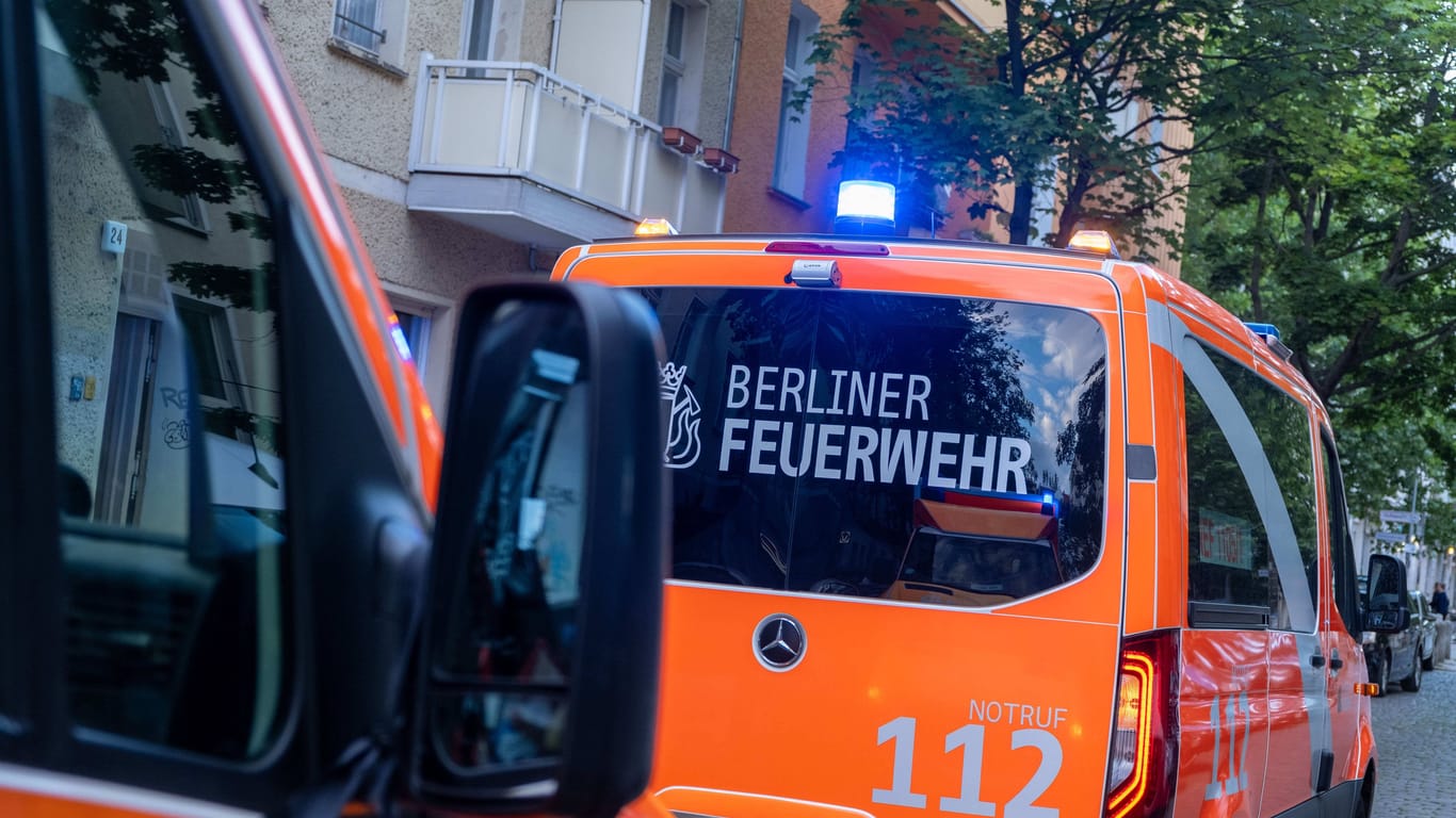 Fahrzeuge der Feuerwehr Berlin im Einsatz (Archivbild): Gegen einen mutmaßlichen Geiselnehmer wurde Anklage erhoben.