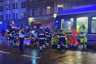 Einsatzkräfte kümmern sich um das Unfallopfer in der Landsberger Straße.