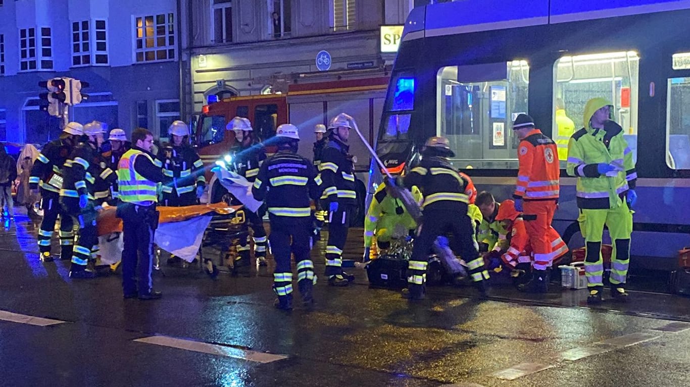 Einsatzkräfte kümmern sich um das Unfallopfer in der Landsberger Straße.