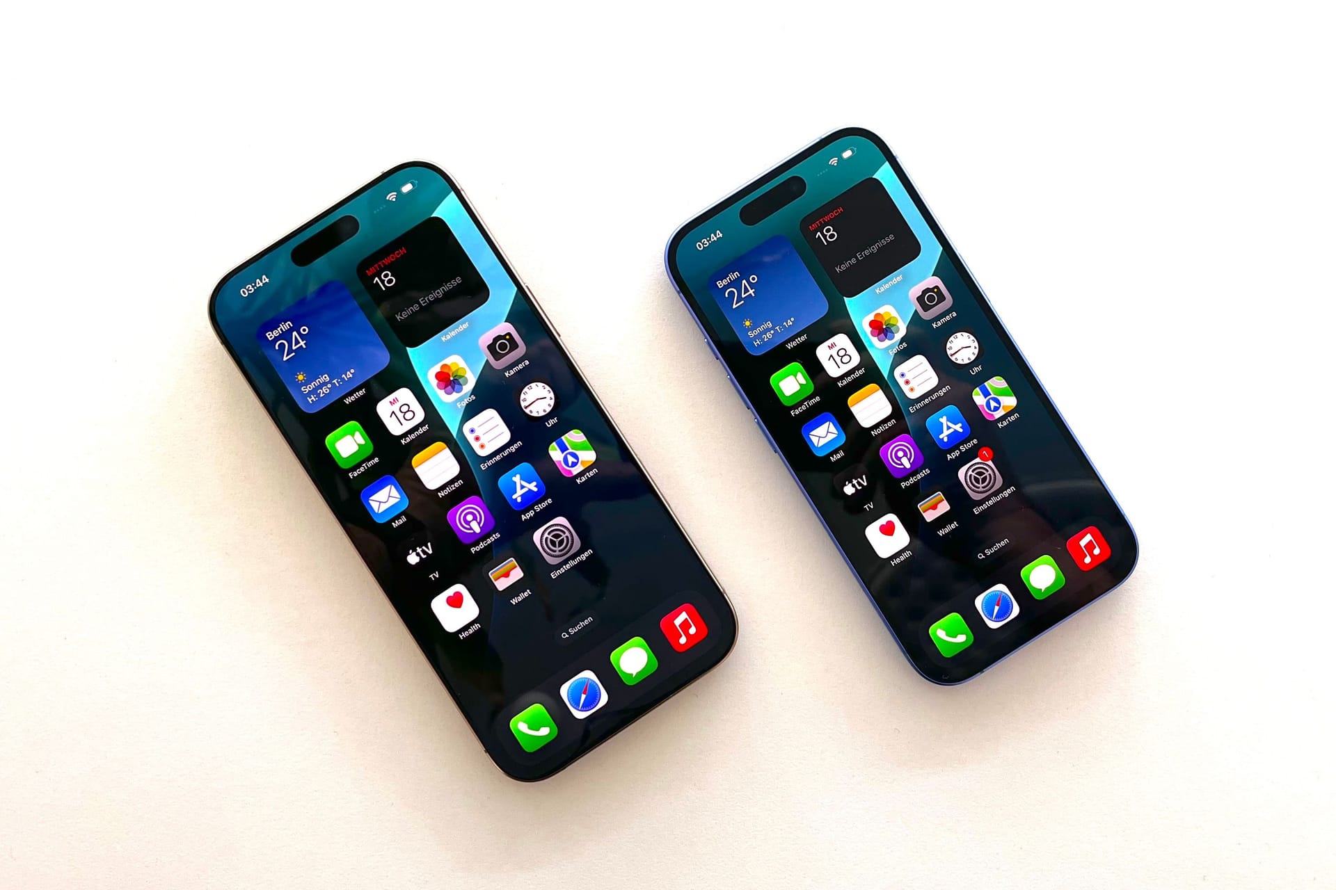 Das iPhone 16 Pro Max (links) und das iPhone 16 kommen mit iOS 18.