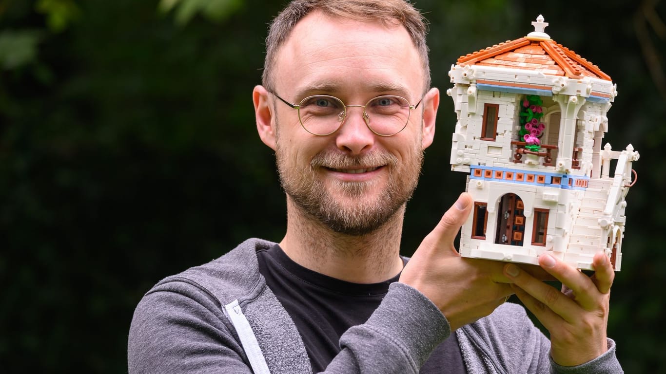 Martin Gebert, Lego-Baumeister aus Dresden, hält eine Villa aus Legosteinen in der Hand, die als Teil seines Weinbergs im Lego House im dänischen Billund zu sehen sein wird.