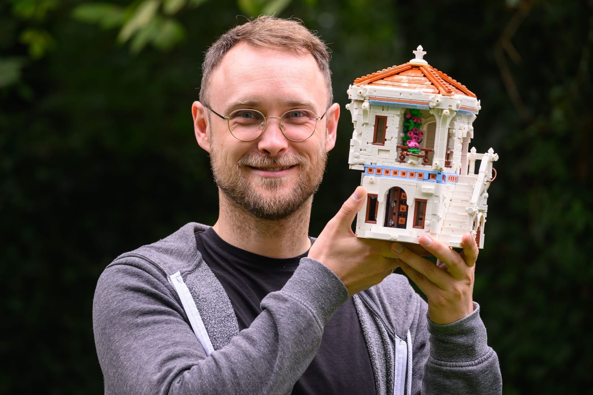 Martin Gebert, Lego-Baumeister aus Dresden, hält eine Villa aus Legosteinen in der Hand, die als Teil seines Weinbergs im Lego House im dänischen Billund zu sehen sein wird.