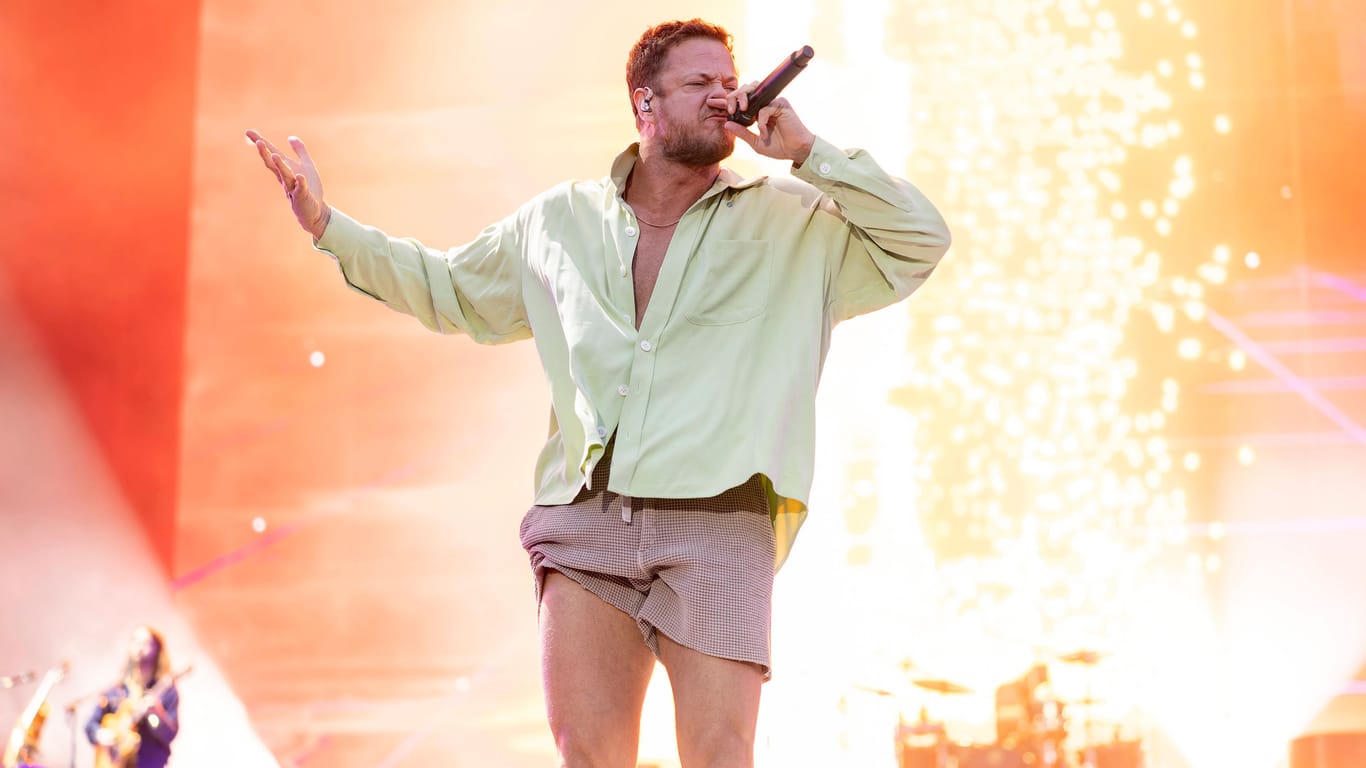 Imagine Dragons-Sänger Dan Reynolds auf der Bühne (Archivbild): Im Sommer 2025 kommt die Band für ein Konzert nach Hamburg.