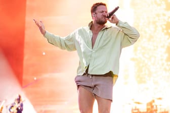 Imagine Dragons-Sänger Dan Reynolds auf der Bühne (Archivbild): Im Sommer 2025 kommt die Band für ein Konzert nach Hamburg.