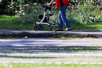 Mann mit Rollator