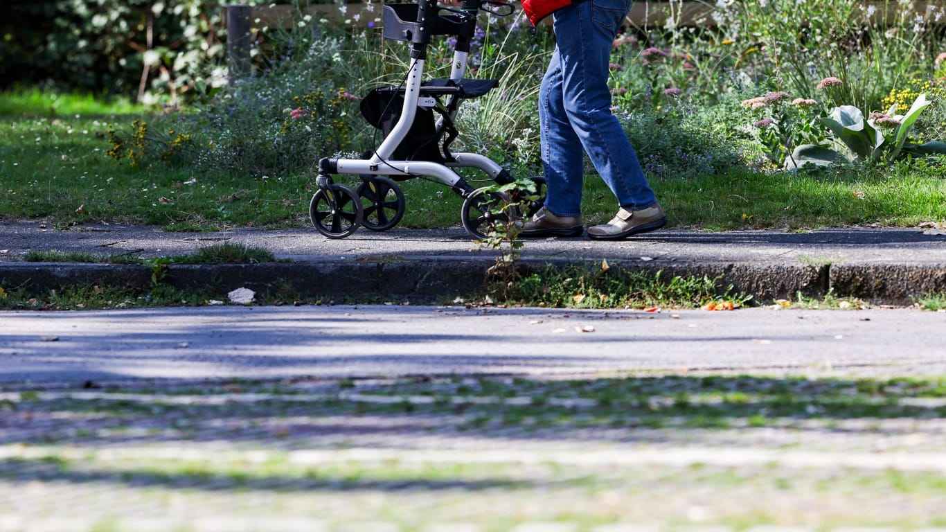 Mann mit Rollator