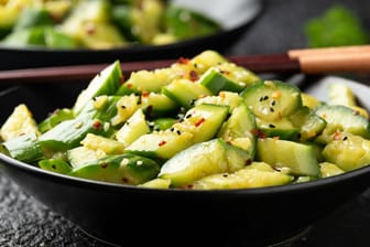 Chinesischer Gurkensalat: Ein Traditionsgericht aus China.