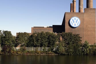 VW-Werk in Wolfsburg (Symbolbild): In dem Flugblatt macht VW unter anderem die hohen Steuern und Abgaben in Deutschland für die schlechte wirtschaftliche Situation verantwortlich.