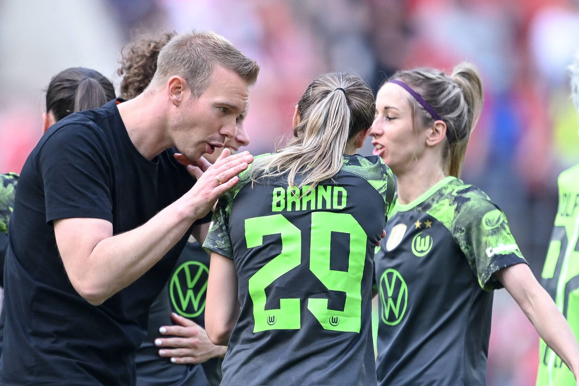 Tommy Stroot (l.), Jule Brand (M.) und Kathrin Hendrich (r.): Sie bleiben noch eine Weile gemeinsam in Wolfsburg.