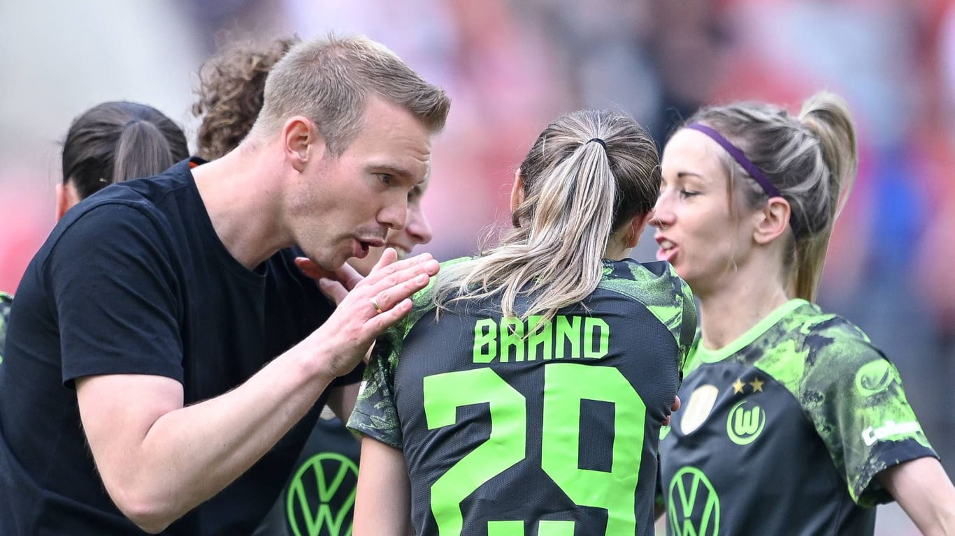 Tommy Stroot (l.), Jule Brand (M.) und Kathrin Hendrich (r.): Sie bleiben noch eine Weile gemeinsam in Wolfsburg.