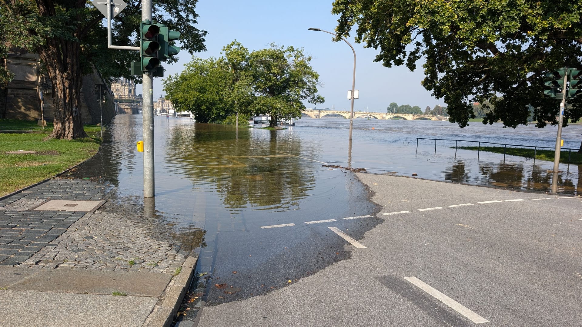 Blick von der Carolabrücke aufs überspülte Terrassenufer in Richtung Augustusbrücke: In dieser Richtung hat der Aufstau der Brückenteile im Wasser keinen Einfluss – nur entgegen der Strömung.