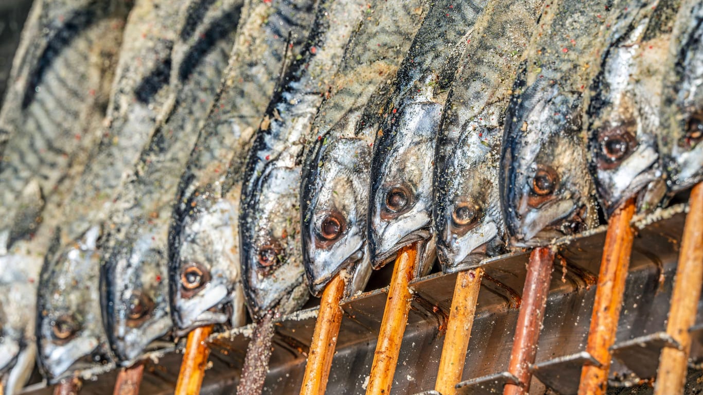 Steckerlfisch, bayerische Spezialität bei Fischer-Vroni auf dem Oktoberfest (Archivbild): Die Fische werden am Stock gegrillt und mit Marinade oder Butter bepinselt.