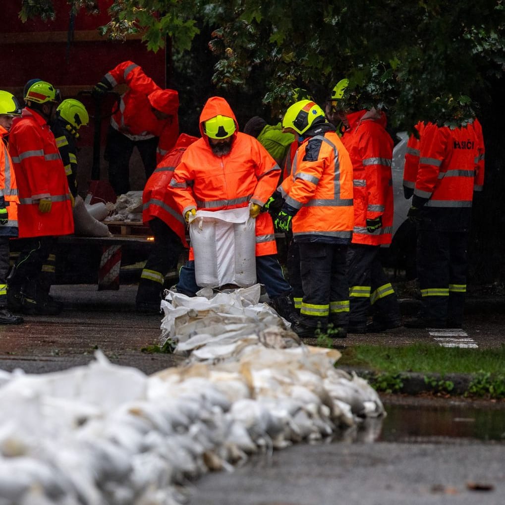 Vorbereitungen auf eine nahende Flut: In Tschechien melden 15 Orte Hochwasser.