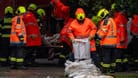 Vorbereitungen auf eine nahende Flut: In Tschechien melden 15 Orte Hochwasser.