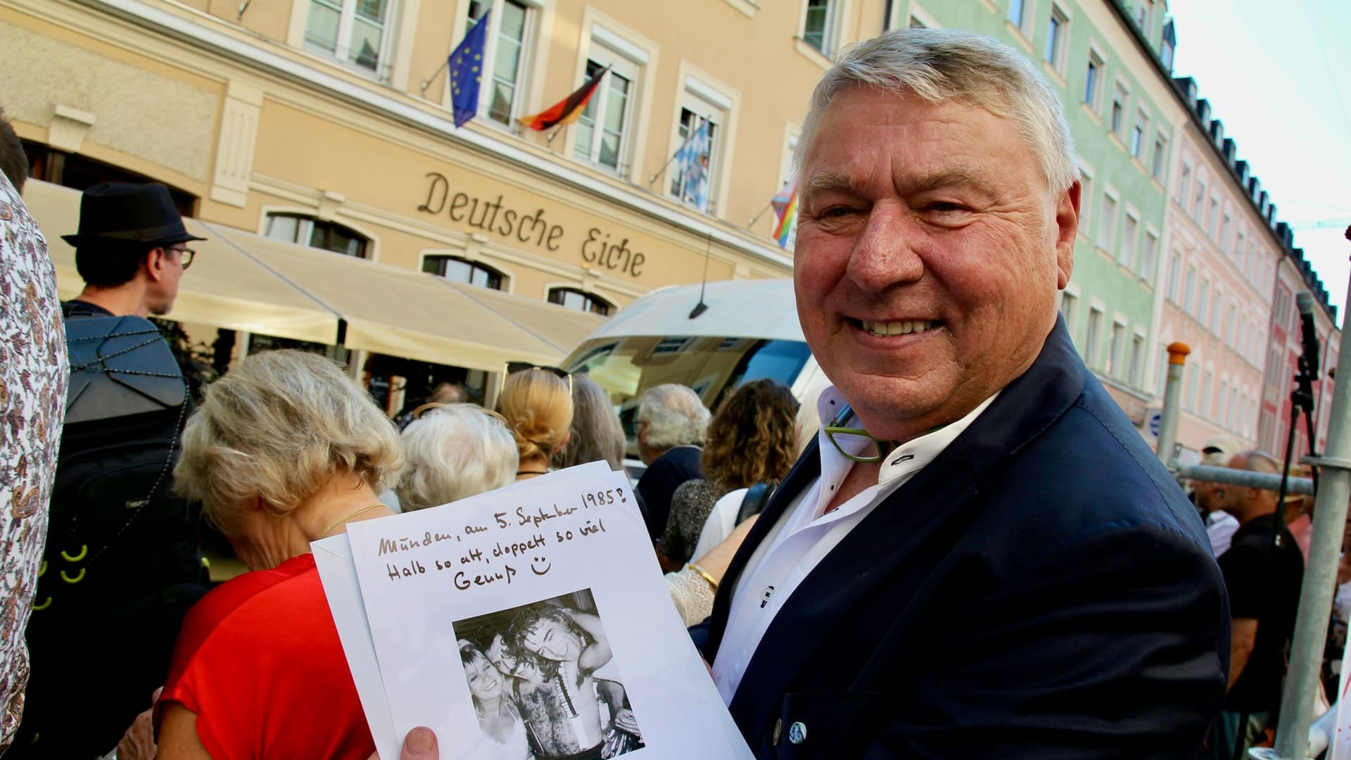 Wegbegleiter von Mercury in seiner München-Zeit: Deutsche-Eiche-Wirt Dietmar Holzapfel bei der Enthüllung des Mosaiks.