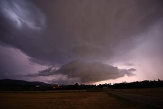 Schwere Unwetter mit Blitzen ziehen am Himmel auf (Archivbild): In Aachen und der Region drohen in den nächsten Tagen schwere Unwetter.