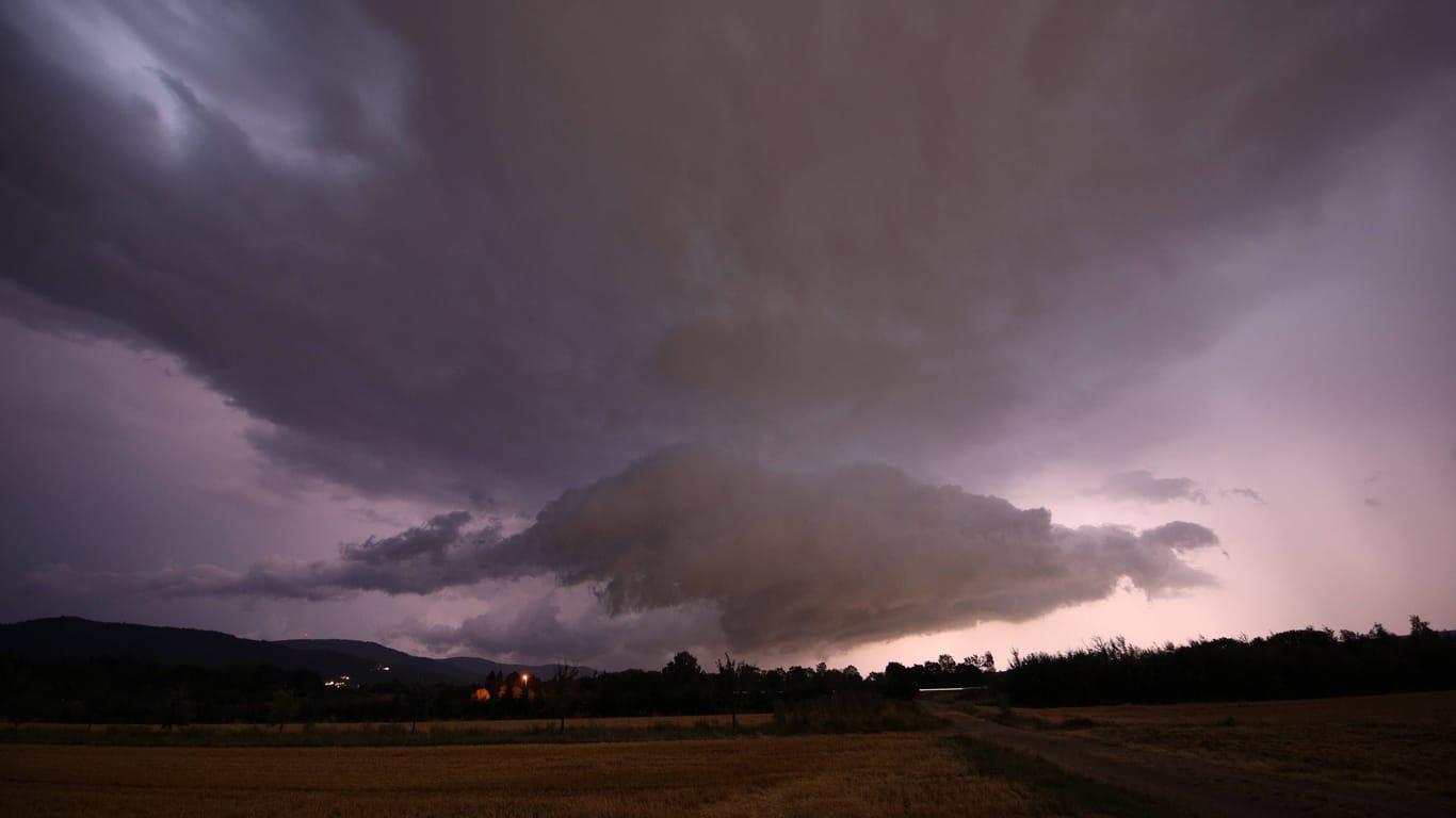 Schwere Unwetter mit Blitzen ziehen am Himmel auf (Archivbild): In Aachen und der Region drohen in den nächsten Tagen schwere Unwetter.