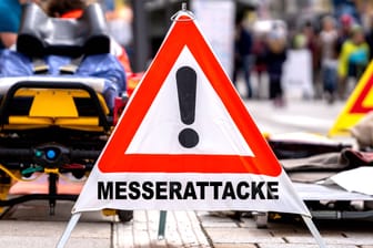 Am Samstag, den 24.08.2024, zwischen ca. 06:30 Uhr - 06:50 Uhr wurde im Bereich einer Grünfläche in der Stephanstraße 10 ein dort schlafender, obdachloser Mann durch ein Messerangriff verletzt. Die Täterin wird wie folgt beschrieben:Weiblich, ca. 26 - 27 Jahre alt, ca. 175 - 180 cm groß, schlank, helle Hautfarbe, blondes, langes bis zum unteren Rücken reichendes glattes Haar (offen getragen), relativ große Nase, dunkle, lange Adidas Sporthose, gelbes T-ShirtIm unmittelbaren Nahbereich hielt sich ein Mann auf, welcher gemeinsam mit der Frau über den Peterskirchhof in Richtung der Bleichstraße flüchtete. Diese Person wird wie folgt beschrieben:Männlich, ca. 37 - 38 Jahre alt, ca. 175 cm groß, korpulente Statur, kurze braune Haare, leicht zur Glatze neigend, 3-Tage Bart; trug ein rot / blau gestreiftes T-Shirt, Bluejeans, dünne Jacke und eine grünliche Bauchtasche