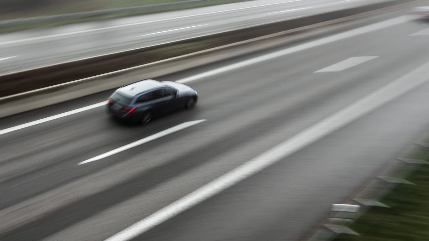 Ein Pkw fährt über die Autobahn (Archivbild): In Berlin ist ein Raser gestoppt worden.